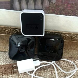 Blink Sync Module 2 + 2 Blink Security Cameras Like New